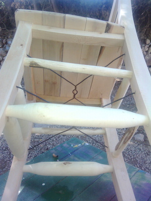 Die zweifache Verdrahtung macht diesen Stuhl aus Platanenholz robust und widerstandsfähig.